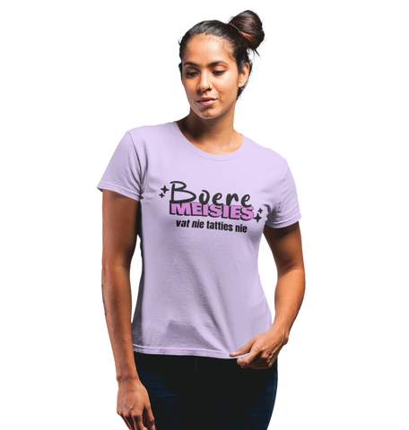 woman wearing a dark lavendar shirt with black and pink words on the front reading "boere meisies vat nie tatties nie"